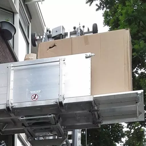 Ladderlift voor meubels bij woning in Amsterdam