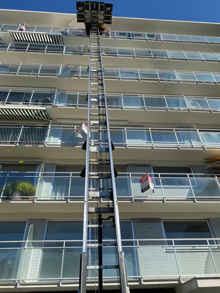 Verhuislift met bediener bij woning in Zaandam