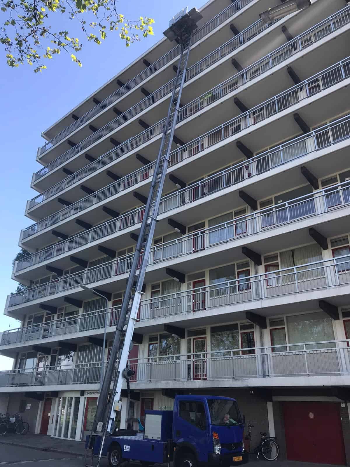 Verhuislift met bediener bij woning in Almere